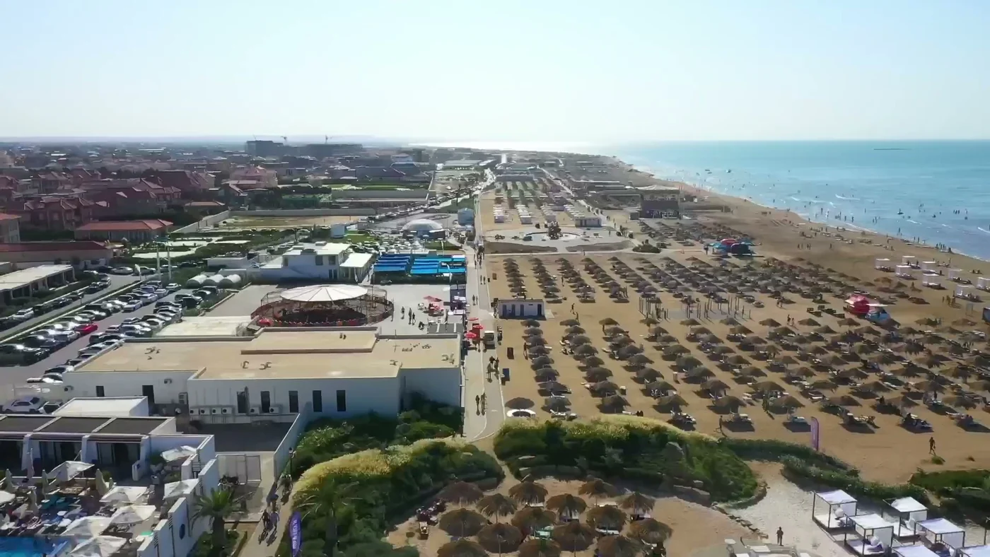 Çimərlik xəttinin geniş panoraması